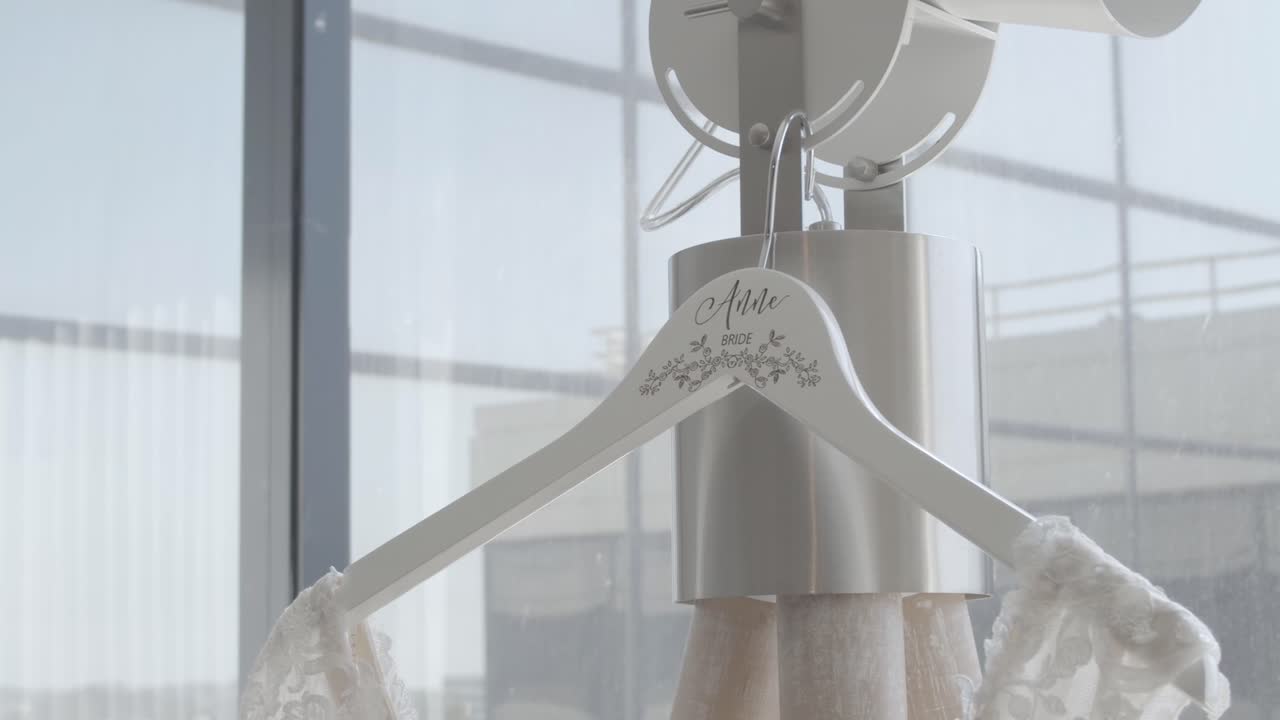 ropa de boda en una percha personalizada