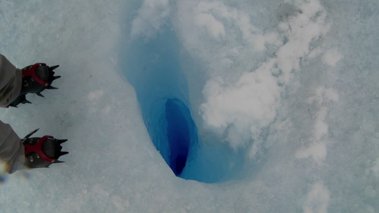빙하의 깊고 푸른 구멍으로 줌