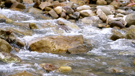 Klarer-Bach,-Der-Durch-Steinbrocken-Fließt,-Reichlich-Fluss,-Der-In-Zeitlupe-Fließt