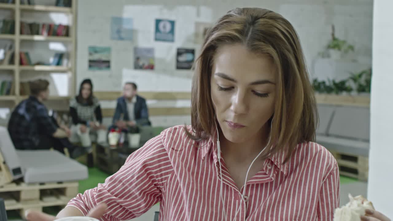 una mujer de negocios bonita usando una tableta en el almuerzo.