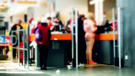 Line-at-the-cashdesks-in-supermarket