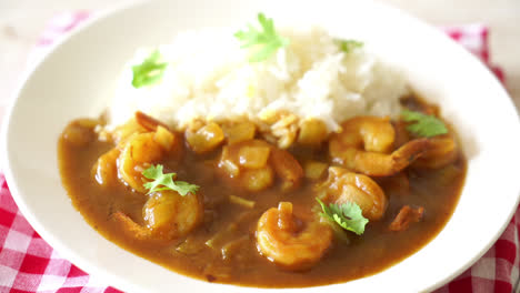 camarones en salsa de curry sobre arroz cubierto