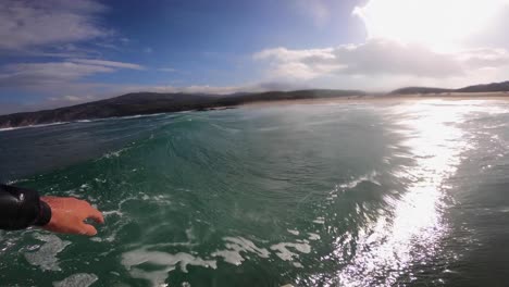 surfista atrapa la ola del océano tropical, punto de vista
