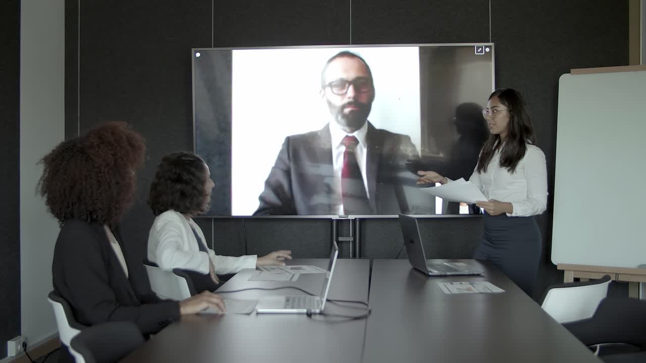 화상 회의 중 젊은 사무실 직원 읽기 보고서