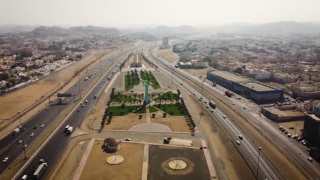 Carretera-De-Jeddah-A-La-Ciudad-De-La-Meca-En-Arabia-Saudita-Durante-El-Viaje-Matutino