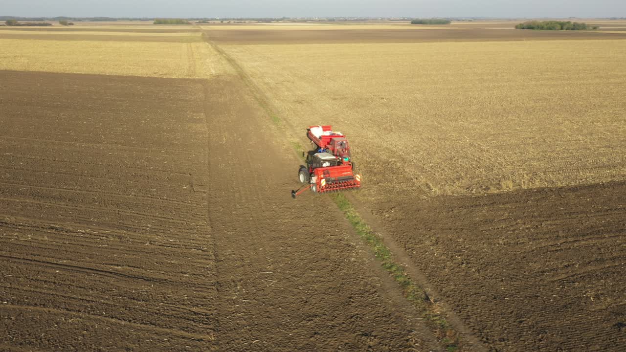 vista aérea de la máquina de perforación de semillas de recarga en el campo agrícola, tierras de cultivo