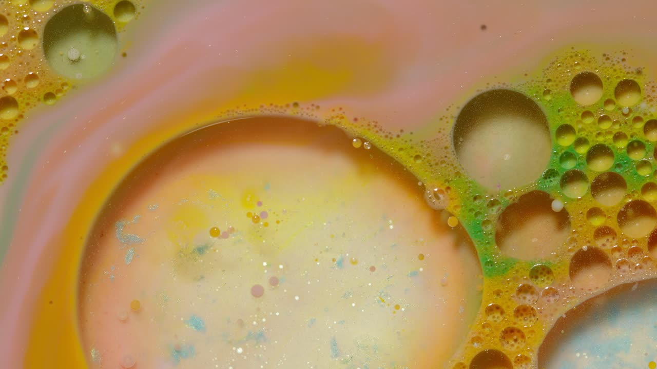 상단에서 볼 때 밝은 기름 잉크 방울 거품, 다채로운 예술적 페인트 표면 배경의 움직임