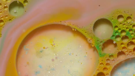 vista superior movimiento de brillantes gotas de tinta de aceite burbujas, fondo de superficie de pintura artística multicolor