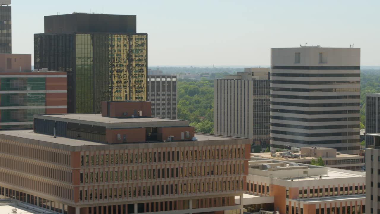 스카이라인을 보여주는 팬이 있는 도심의 공중 중간층 전망