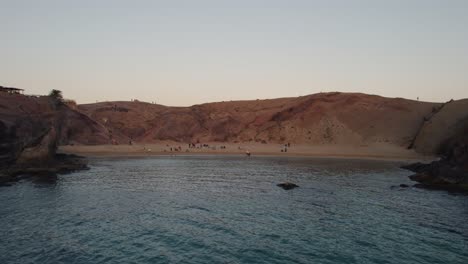 Gente-En-La-Bahía,-Playa-Loro,-Lanzarote