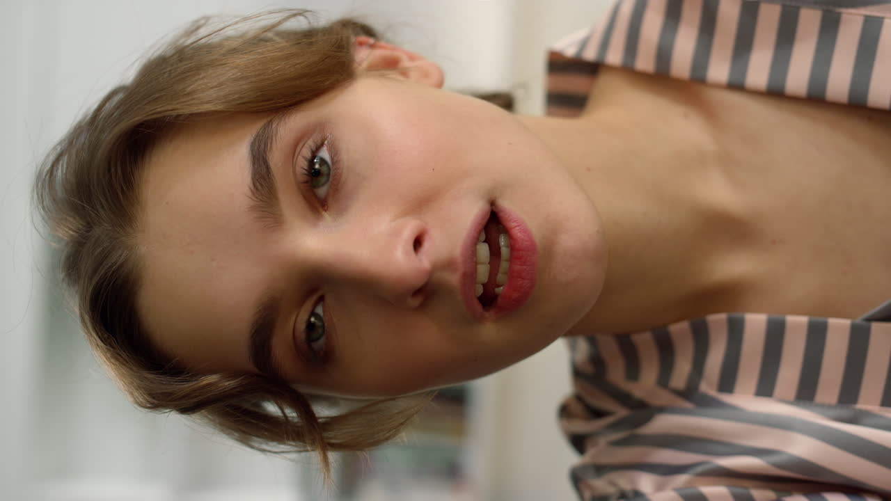 chica sonriente contando secretos en la webcam llamada de primer plano. hermosa esposa compartir noticias