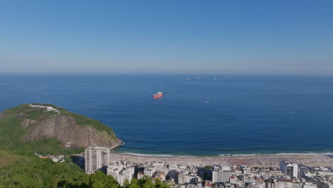 imágenes de la playa de copacabana durante el día en rio de janeiro con un barco de contenedores en el océano en el fondo
