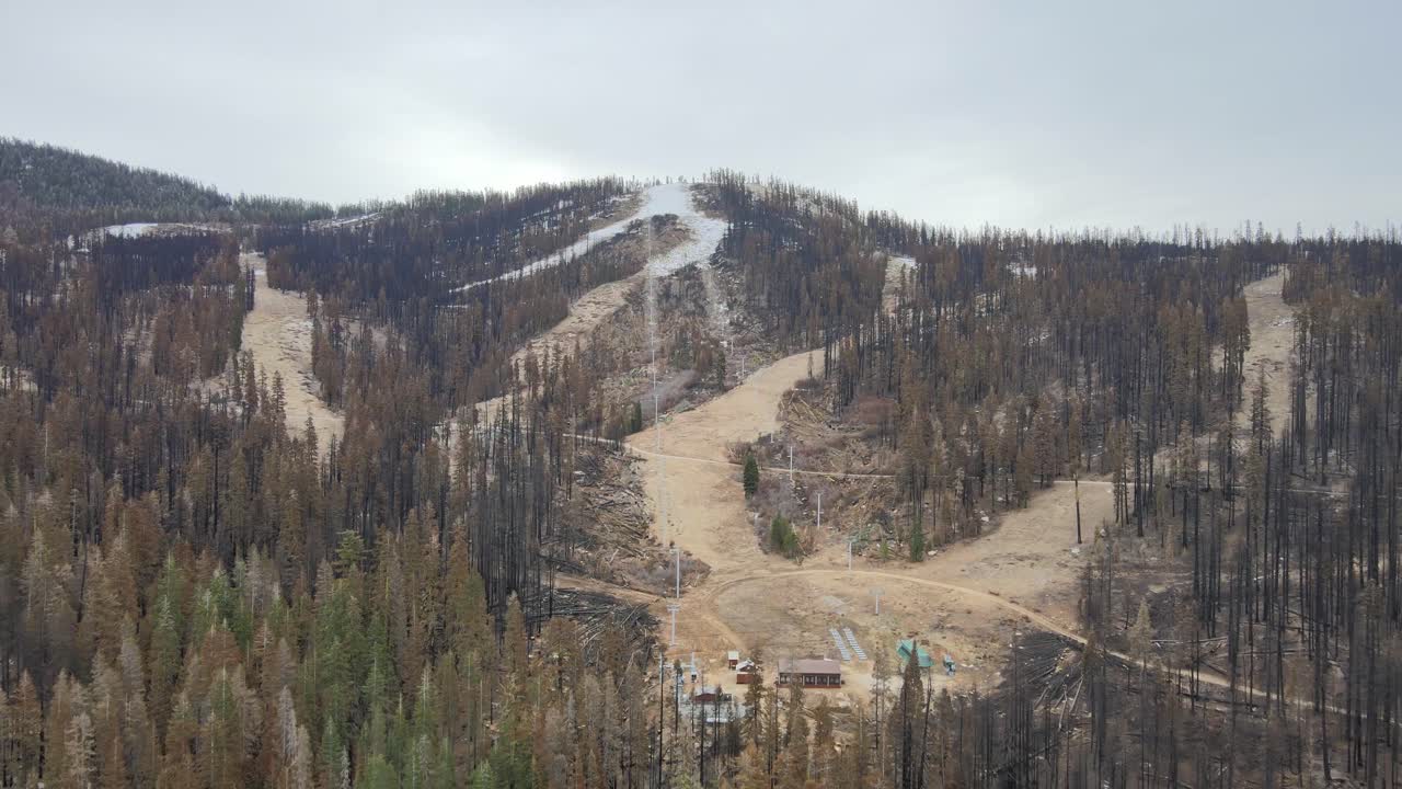 estación de esquí sin nieve durante el otoño en california, área del lago tahoe después de un incendio forestal