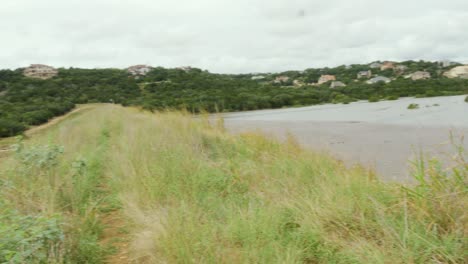 parque inundado después de fuertes lluvias