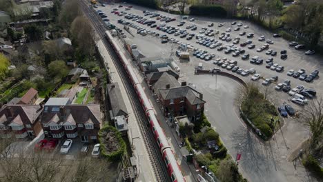 U-Bahn-Station-Epping-Auf-Der-Zentralen-Zuglinie,-Die-Essex,-Großbritannien,-Antenne-4k-Verlässt