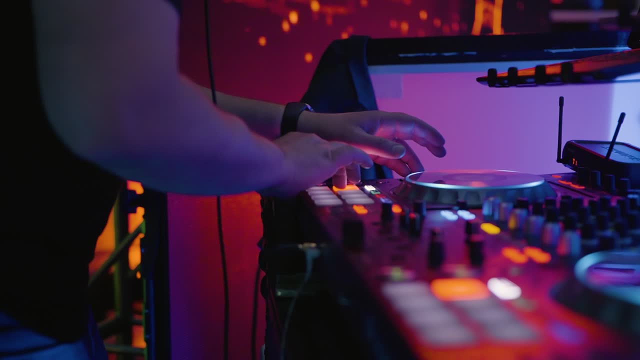 dj actuando en un club nocturno