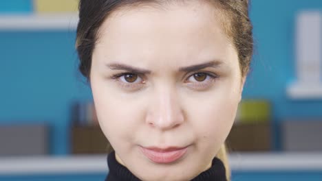 un primer plano de una joven linda enojándose.