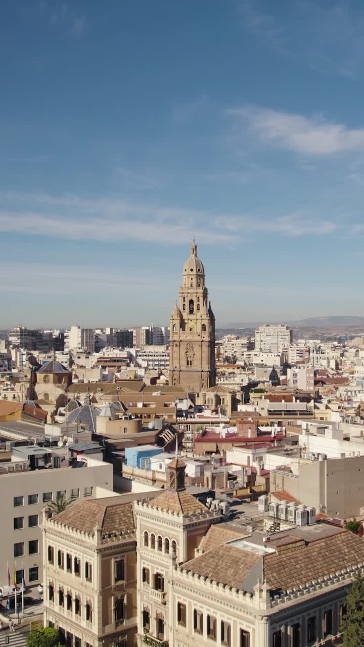 Skyline urbano di Murcia con la maestosa Cattedrale di Santa Maria all'orizzonte.
