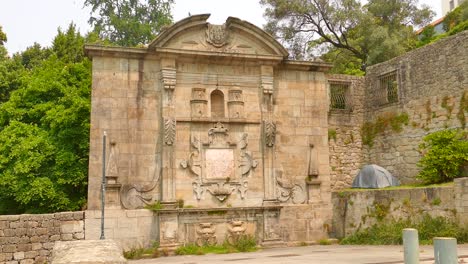 Brunnen-Der-Tugenden,-Touristenattraktion-In-Porto,-Portugal---Breit