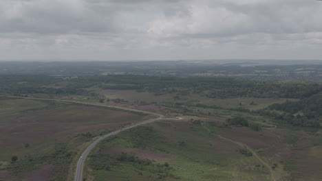 una nueva toma aérea de un avión no tripulado en el bosque panorámica en el campo inglés en un día nublado