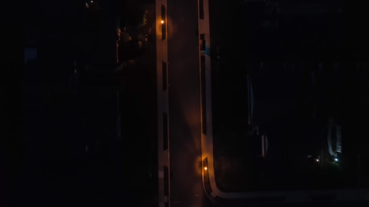 ночная сцена американского жилого района с домами и домами