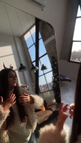mujer mirándose en el espejo, estilo navideño