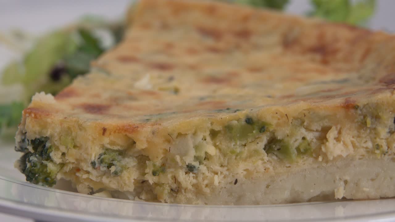 Una deliziosa quiche salata ai broccoli con fiori di broccoli freschi cotti in un ripieno cremoso all'uovo, per un piatto sano e saporito, perfetto per colazione, brunch o da gustare in qualsiasi momento.