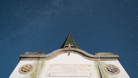 astro noche timelapse ángulo bajo iglesia de montaña verano kaimaktsalan grecia