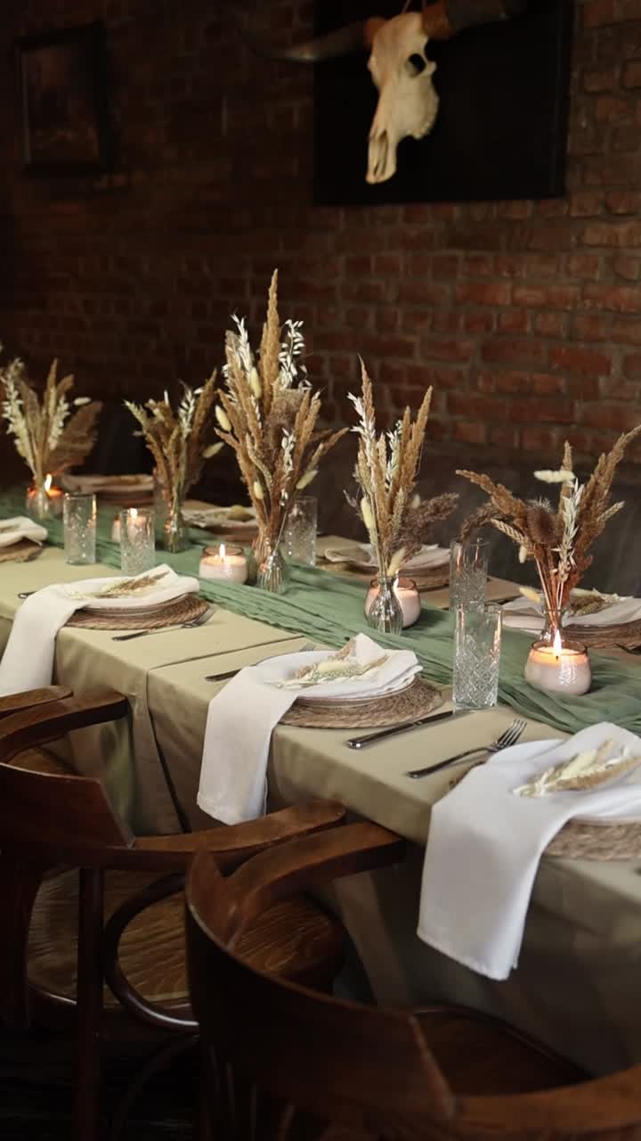 Set Meja Makan Elegan dengan Dekorasi Rumput Pampas Rustik