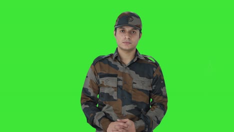 serio hombre del ejército indio mirando pantalla verde