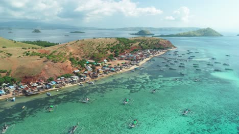 Excelente-Toma-Aérea-De-Un-Pueblo-En-La-Costa-Del-Parque-Nacional-De-Komodo-En-Indonesia