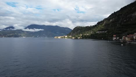 Volando-A-Varenna-En-El-Lago-De-Como,-Italia