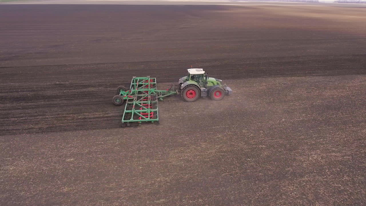 트랙터는 재배 및 폭기 3을 위해 농업 기계를 당깁니다.