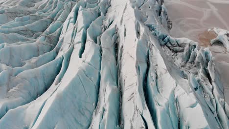 disparo de drones sobre el glaciar vatnajokull en islandia durante el invierno