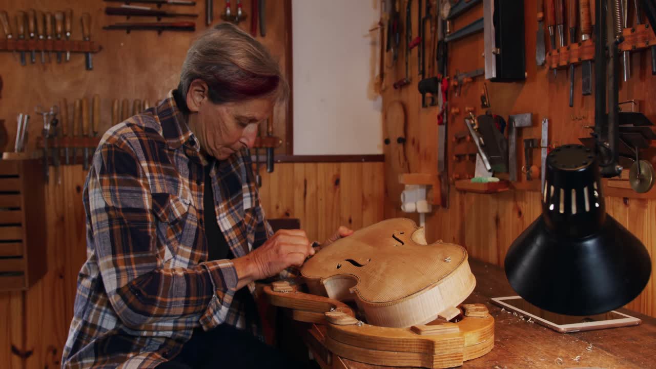 Luthiê feminina a trabalhar na sua oficina