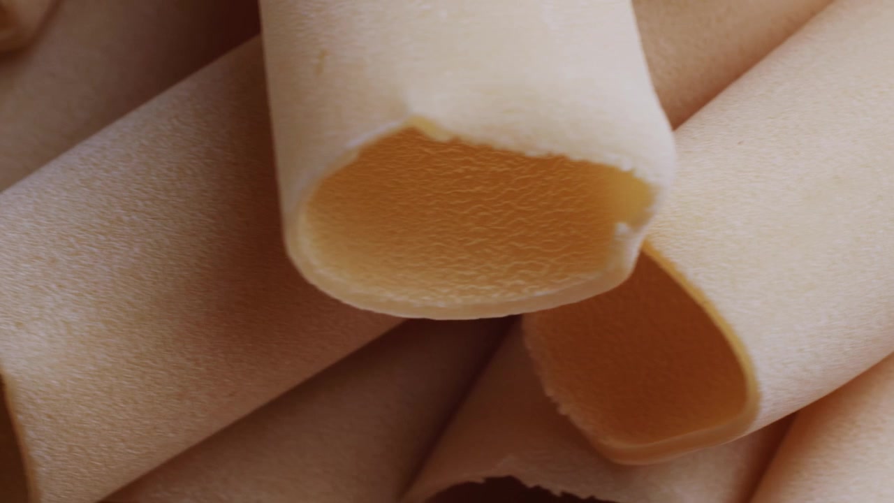 Makrolähikuva raaoista cannelloni-pastaputkista