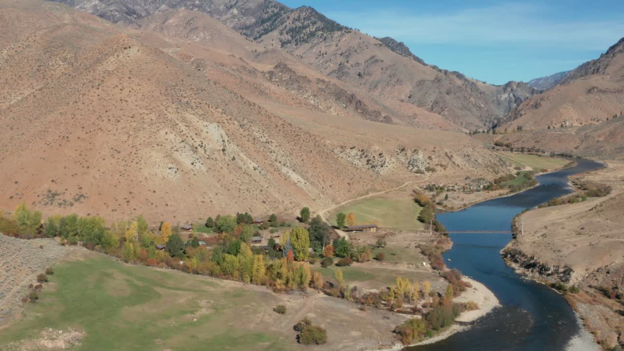 imágenes de drones de una pista de aterrizaje remota, un puente sobre un río, y un campamento rodeado de montañas y un río en el río frank church de no retorno desierto en idaho