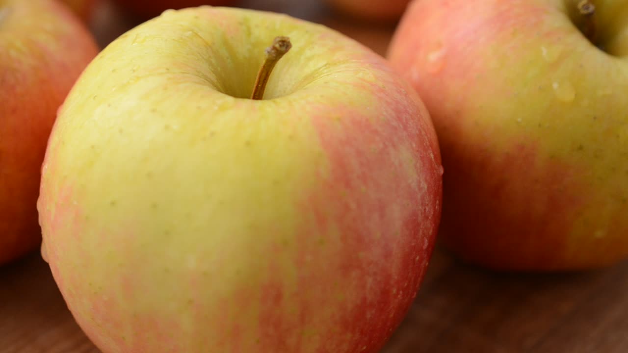 Æbler på et bræt. Optagelse i bevægelse