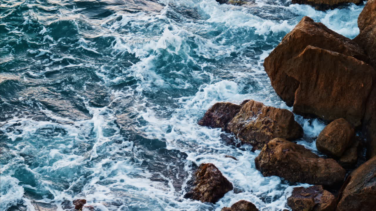 Gros plan sur des vagues qui se brisent sur les rochers au bord de la mer dans le sud de la France