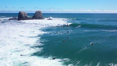 Surfeando-En-Punta-De-Lobos-Chile-Día-Soleado-Increíble-Paisaje-Grabado-Con-Drone