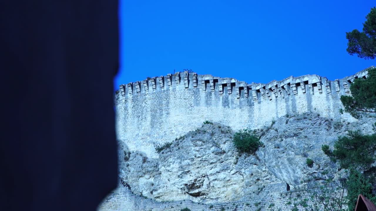 каменные руины во франции бульбон на солнце