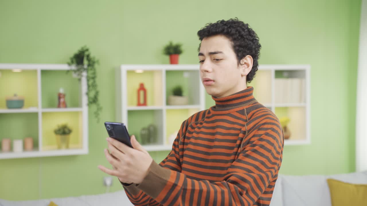 즐겁고 행복한 소년, 집에서 춤을 추는 즐거움.