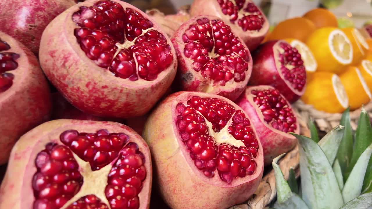 Narenciye ile Sergilenen Taze Kesilmiş Narlar