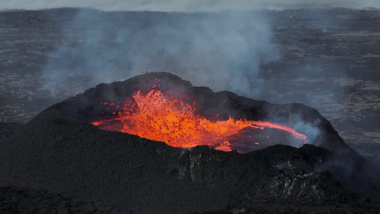 Vista ravvicinata di lava incandescente all'interno di un vulcano.