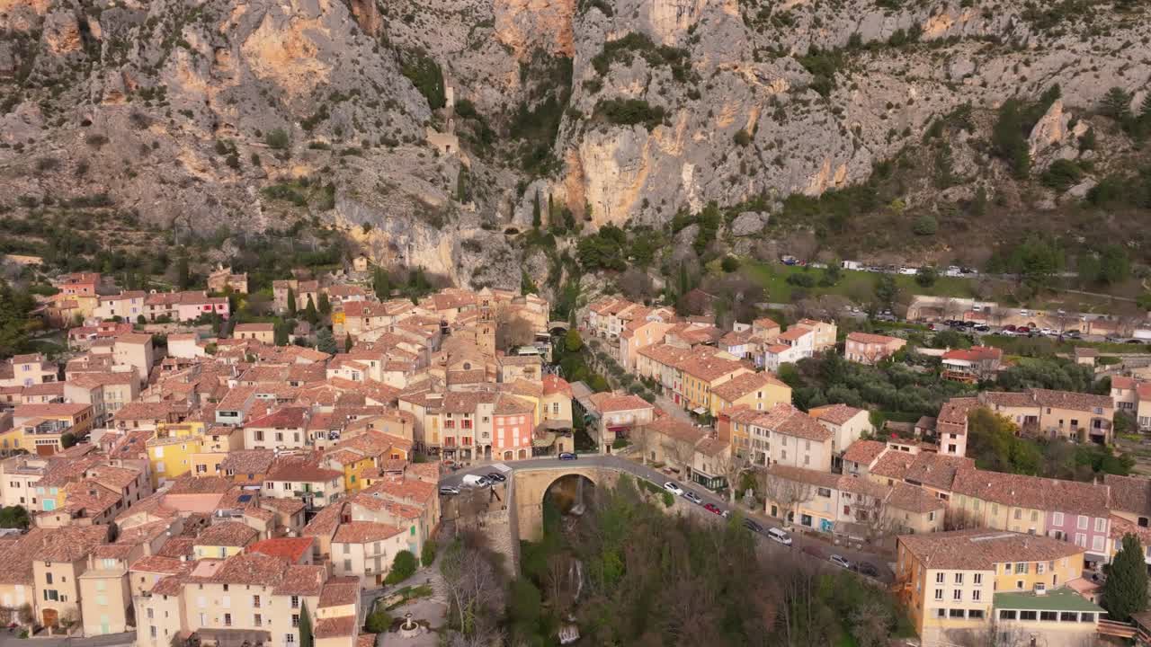Veduta aerea di un borgo collinare francese vicino alle Gole del Verdon in una giornata limpida.