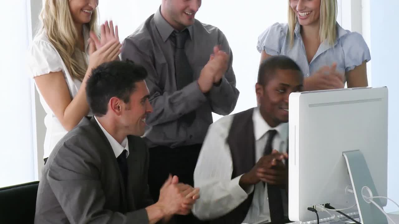 gerente afroamericano explicando a su equipo un proyecto