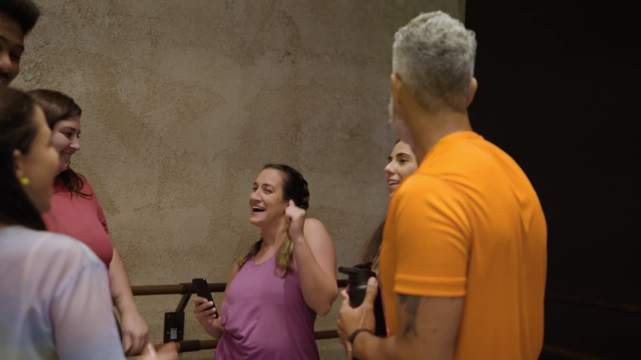 Um grupo de amigos rindo juntos