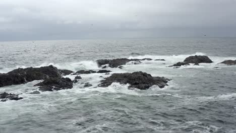 Felsen-Vor-Der-Küste-Mit-Starken-Schäumenden-Meereswellen-In-Der-Nähe-Von-Tofino,-Vancouver-Island,-BC,-Kanada