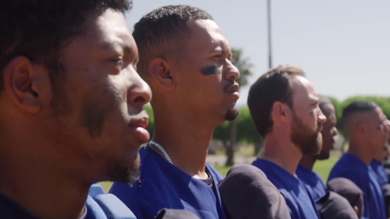 Giocatori di baseball in fila