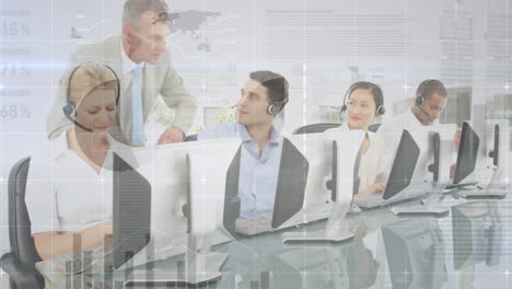 animación del procesamiento de datos financieros sobre personas de negocios que usan auriculares